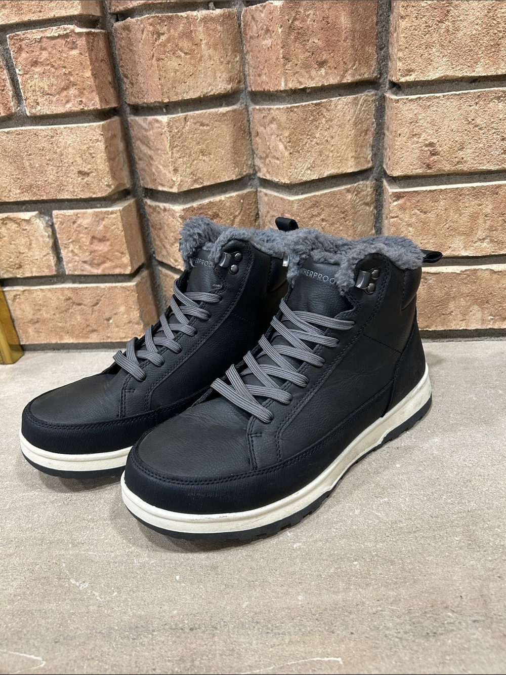 Weatherproof Men's 9  Waterproof Black Leather Winter Boots w/ Gray Fur Lining